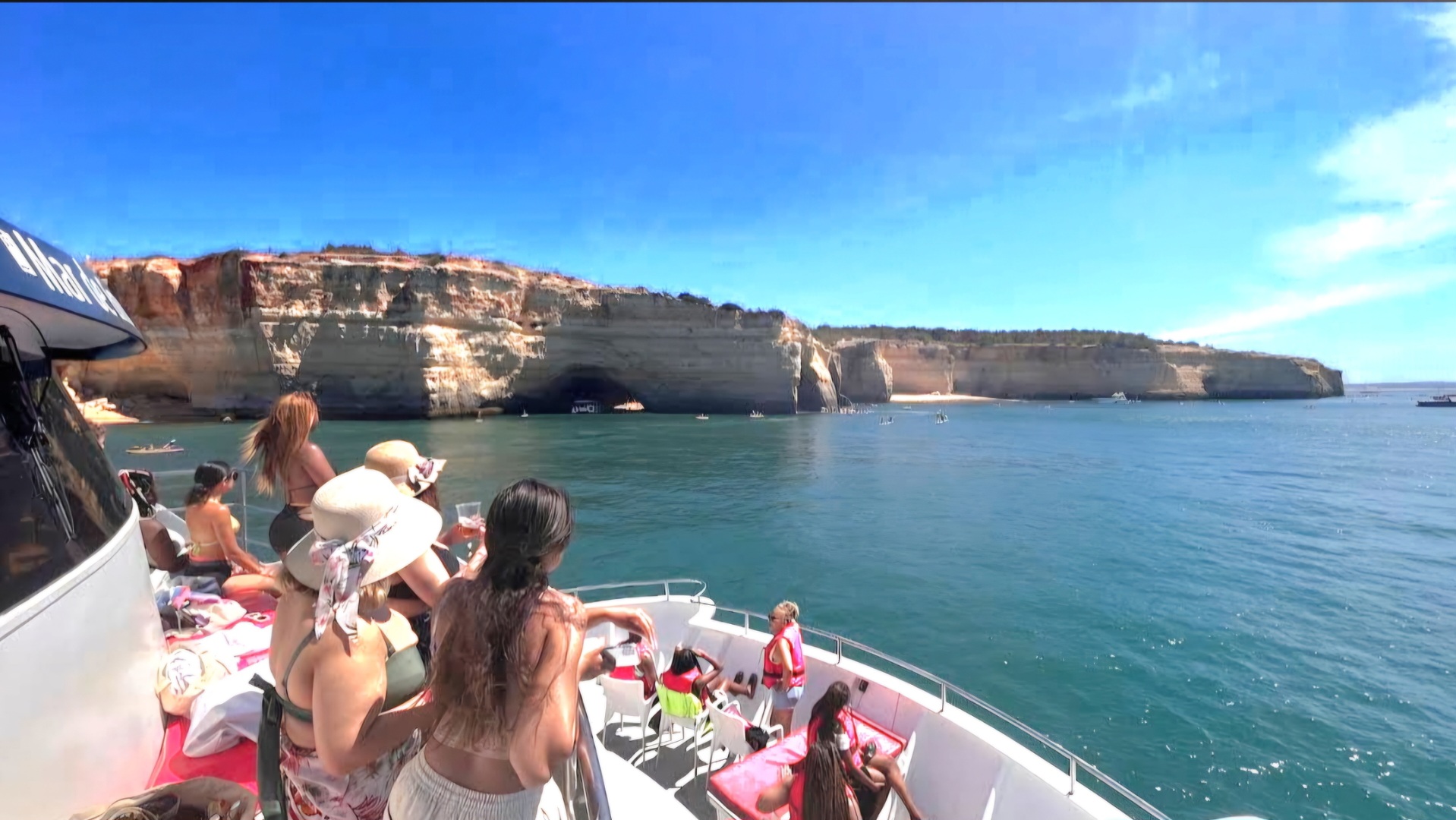 Grupo a bordo do catamaran junto às arribas do Algarve