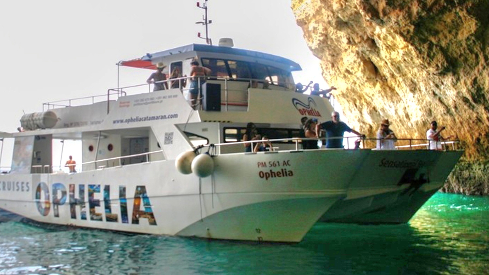 Catamaran Ophelia junto às grutas de Benagil
