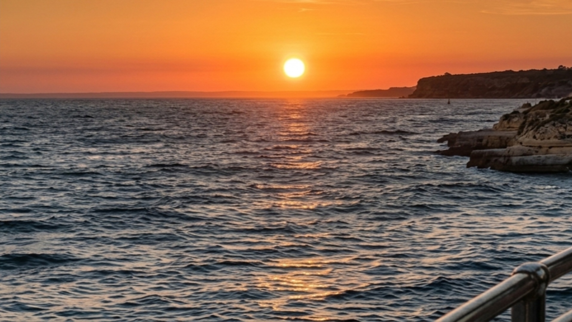 Pôr do sol dourado sobre a costa do Algarve