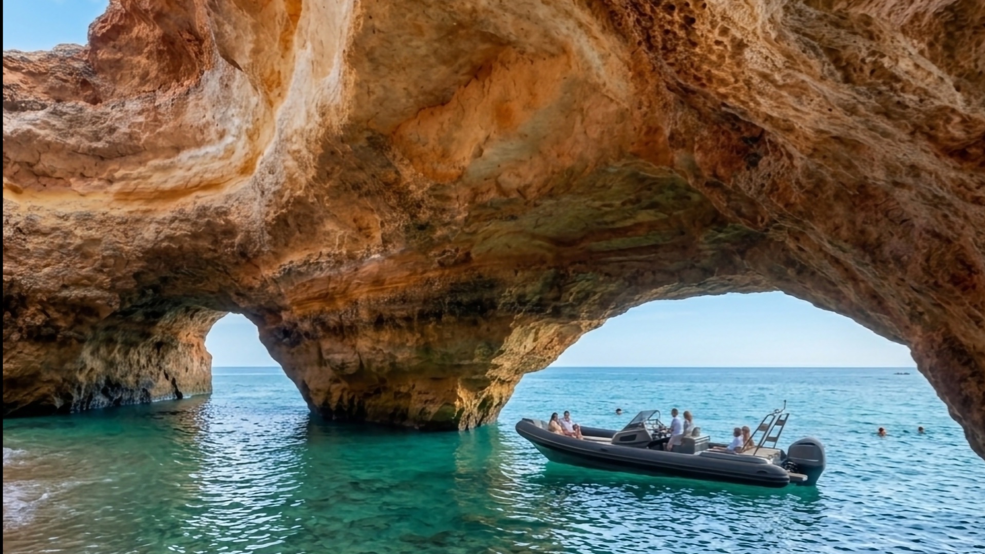 Barco privado a explorar as grutas de Benagil